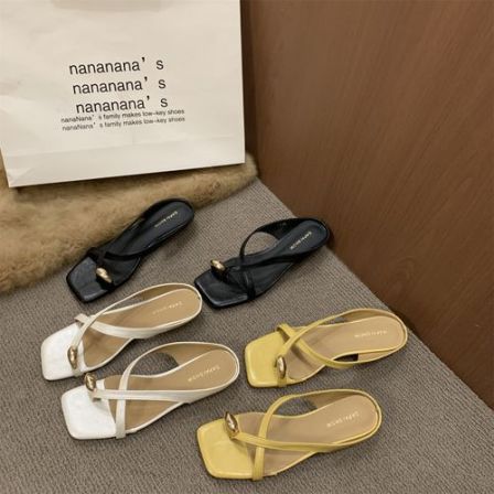 UHCK套趾低跟外穿人字凉拖鞋2026夏新款潮流女坡跟夹趾交叉带凉鞋