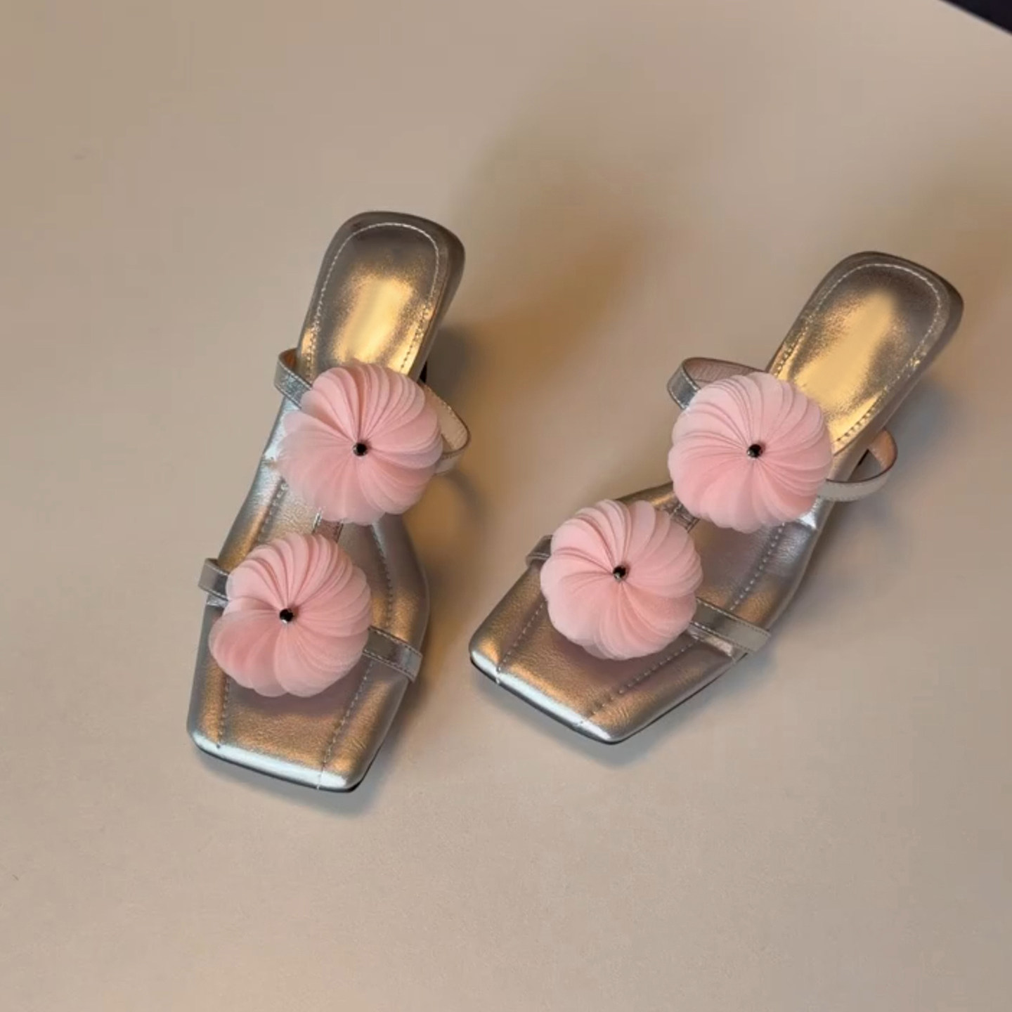 羊皮版~法式仙女风花朵绝美踩屎感凉拖鞋女一字带异形感露趾凉拖主图