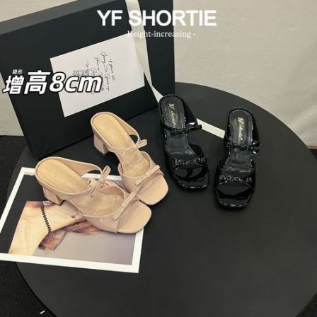 小个子增高8CM蝴蝶结露趾粗跟拖鞋女2026新款法式漆皮一字带凉鞋