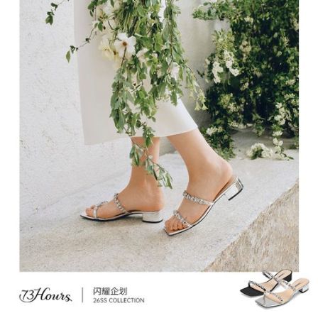 【直播间】73hours女鞋闪耀企划2026夏季新款银色方头粗跟一字拖鞋