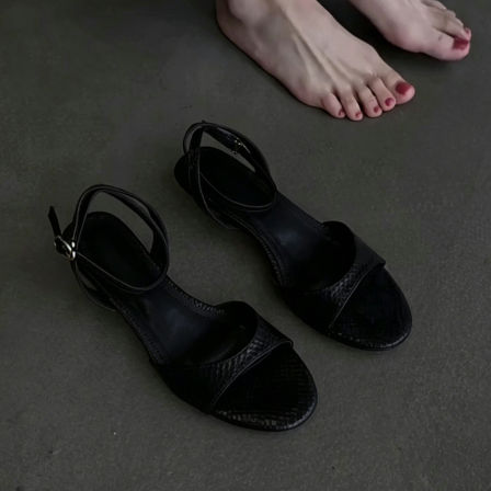 羊皮版~法式复古一字扣带凉鞋女蛇纹露趾性感气质黑色细跟罗马鞋