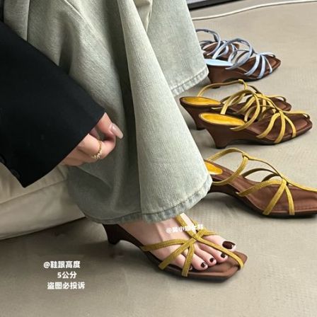 2026夏季新款黄色绒面细带方头坡跟凉鞋女复古度假风外穿百搭女鞋