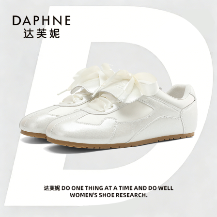 达芙妮银色芭蕾德训鞋女2026新款春薄底透气轻便百搭休闲运动鞋S