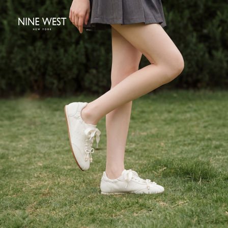 Nine West/玖熙芭蕾德训鞋女夏季米白系带平底休闲运动鞋蝴蝶结