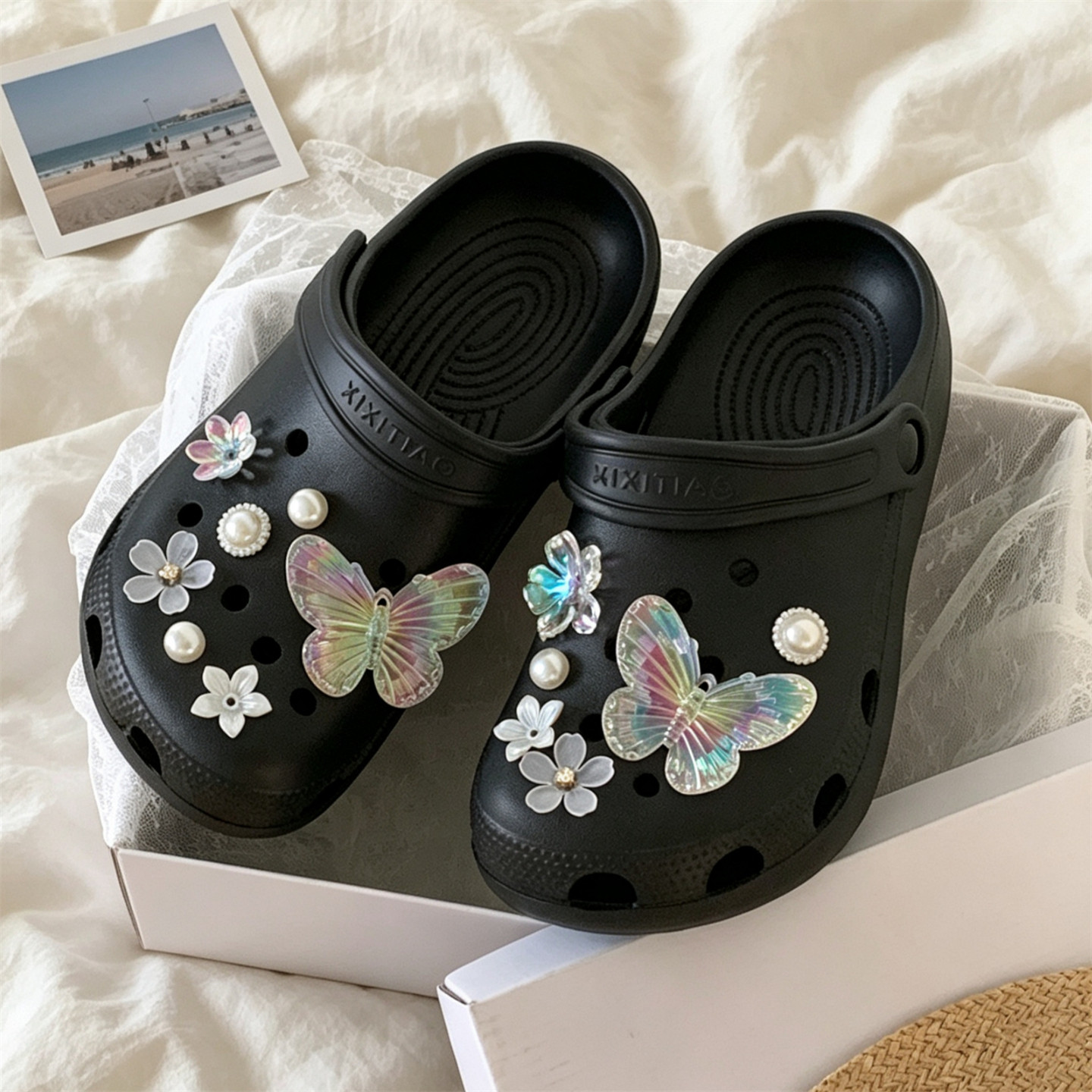 女夏立体蝴蝶珍珠花朵小众凉拖软弹轻便微足弓防滑海边度假洞洞鞋主图