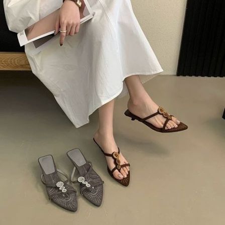 UHCK夹脚人字拖女2026新款夏季尖头凉拖鞋露趾凉鞋配裙子女鞋低