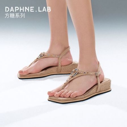 DAPHNELAB方糖系列彩钻夹趾坡跟凉鞋增高2026夏季时尚包头凉拖鞋