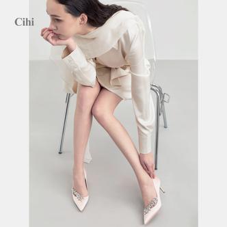 Cihi 非对称麦穗水晶扣 香槟粉裸高级微光缎面羊皮全包细跟高跟鞋主图