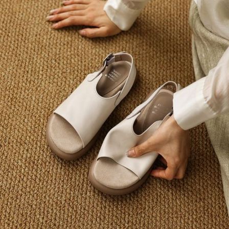 巨柔软真皮露趾一字带凉鞋女2026夏季复古风舒适平底踩屎感罗马鞋