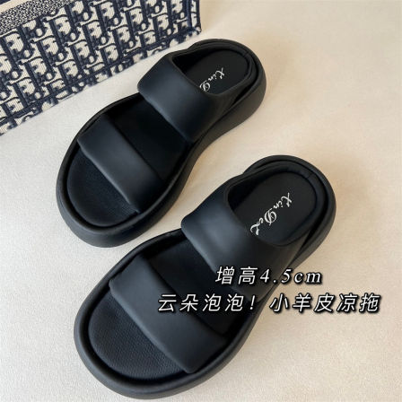 云朵泡泡~踩屎感外穿羊皮凉拖防滑厚底增高静音黑色面包拖鞋女夏