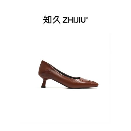 知久-陈什么陈CMdS7062NL复古棕油皱牛皮方头猫跟气质浅口单鞋L11