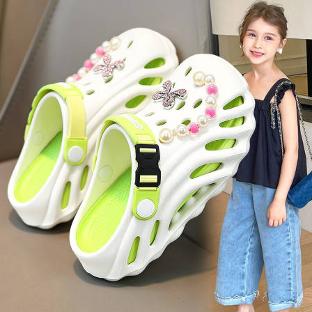 踩屎感洞洞鞋女童2026夏季新款外穿防滑软底小女孩拖鞋沙滩凉鞋