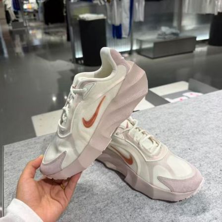 NIKE耐克女子WMNS NIKE AURA EDGE LX休闲鞋IQ6641-100
