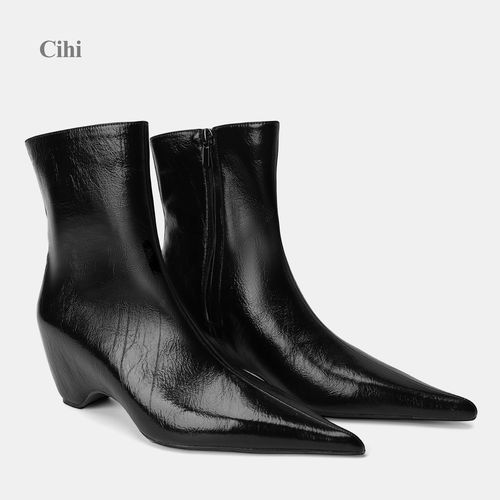 Cihi 纹理漆光 线条延伸感尖头侧拉链雕塑感异形跟短靴主图