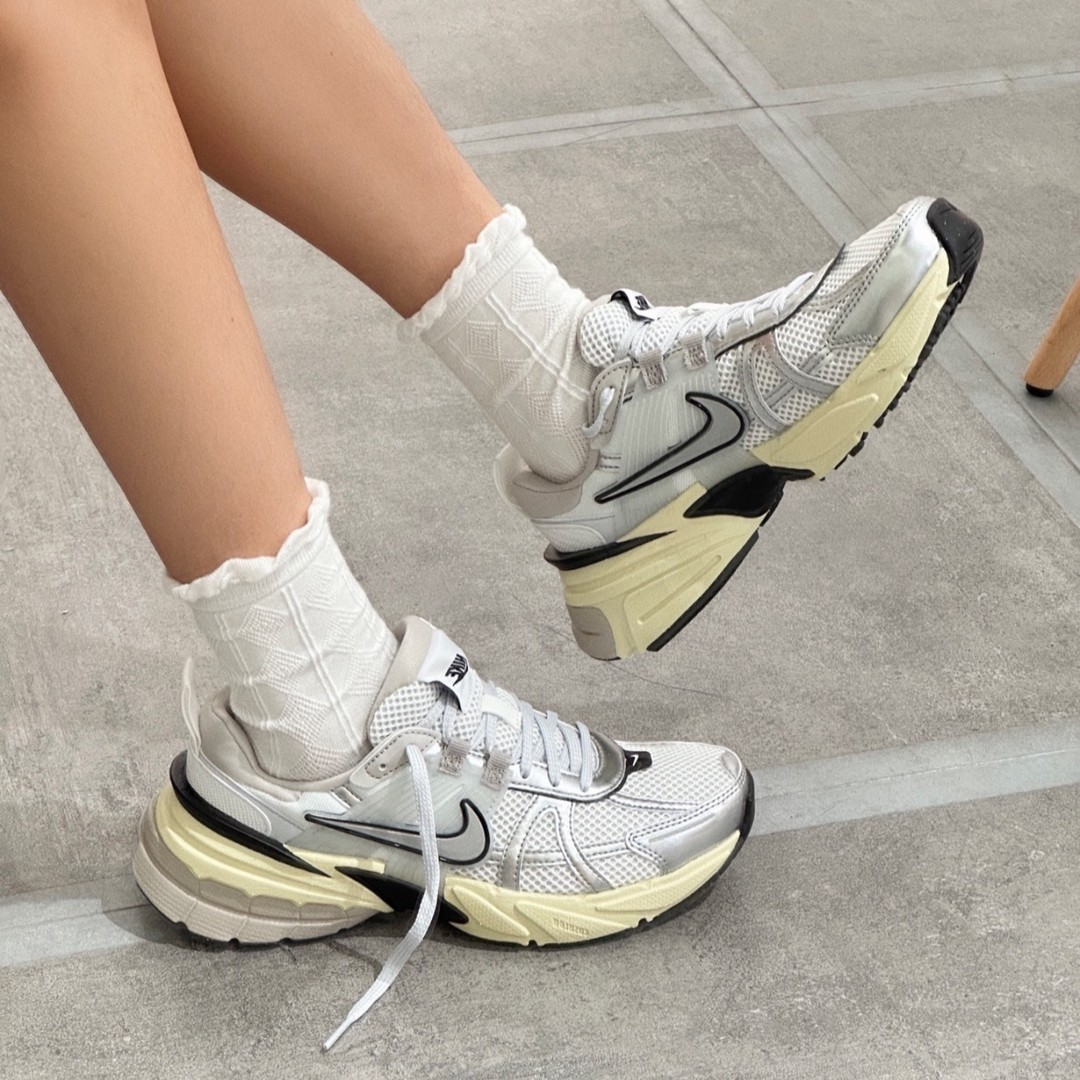 NIKE/耐克女子白银V2K 时尚复古运动透气老爹鞋休闲鞋FD0736100主图
