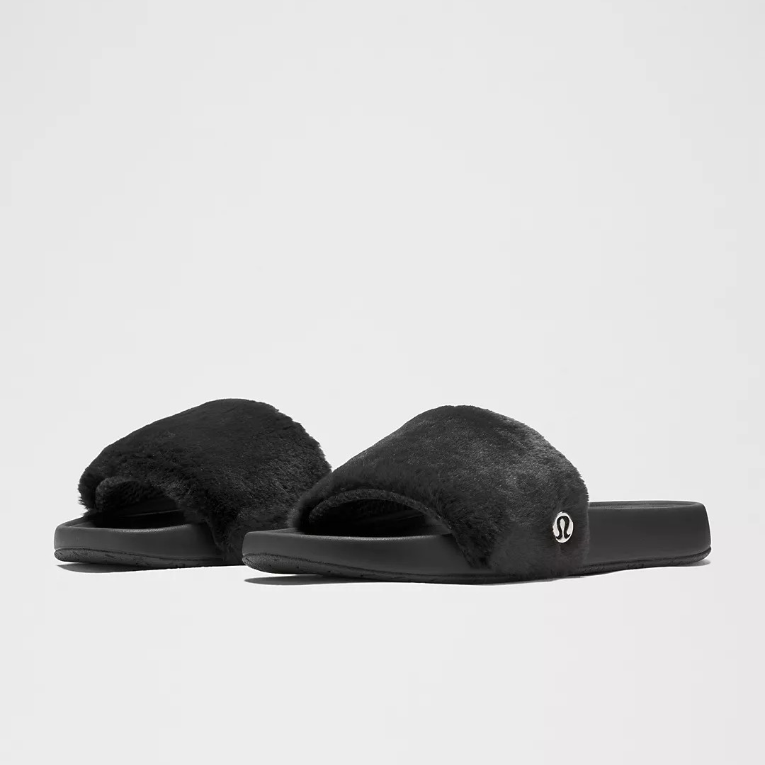 lululemon黑毛绒拖鞋Restfeel Faux Fur Slide黑色银标主图